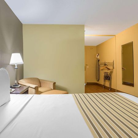 Econo Lodge Inn & Suites Triadelphia - Wheeling Buitenkant foto
