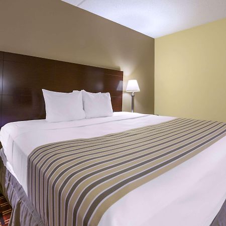 Econo Lodge Inn & Suites Triadelphia - Wheeling Buitenkant foto