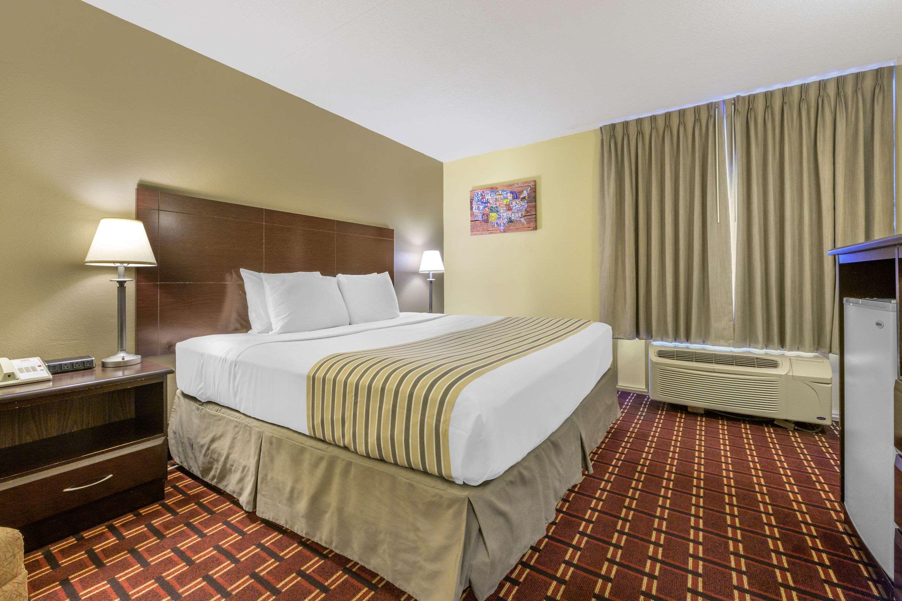 Econo Lodge Inn & Suites Triadelphia - Wheeling Buitenkant foto