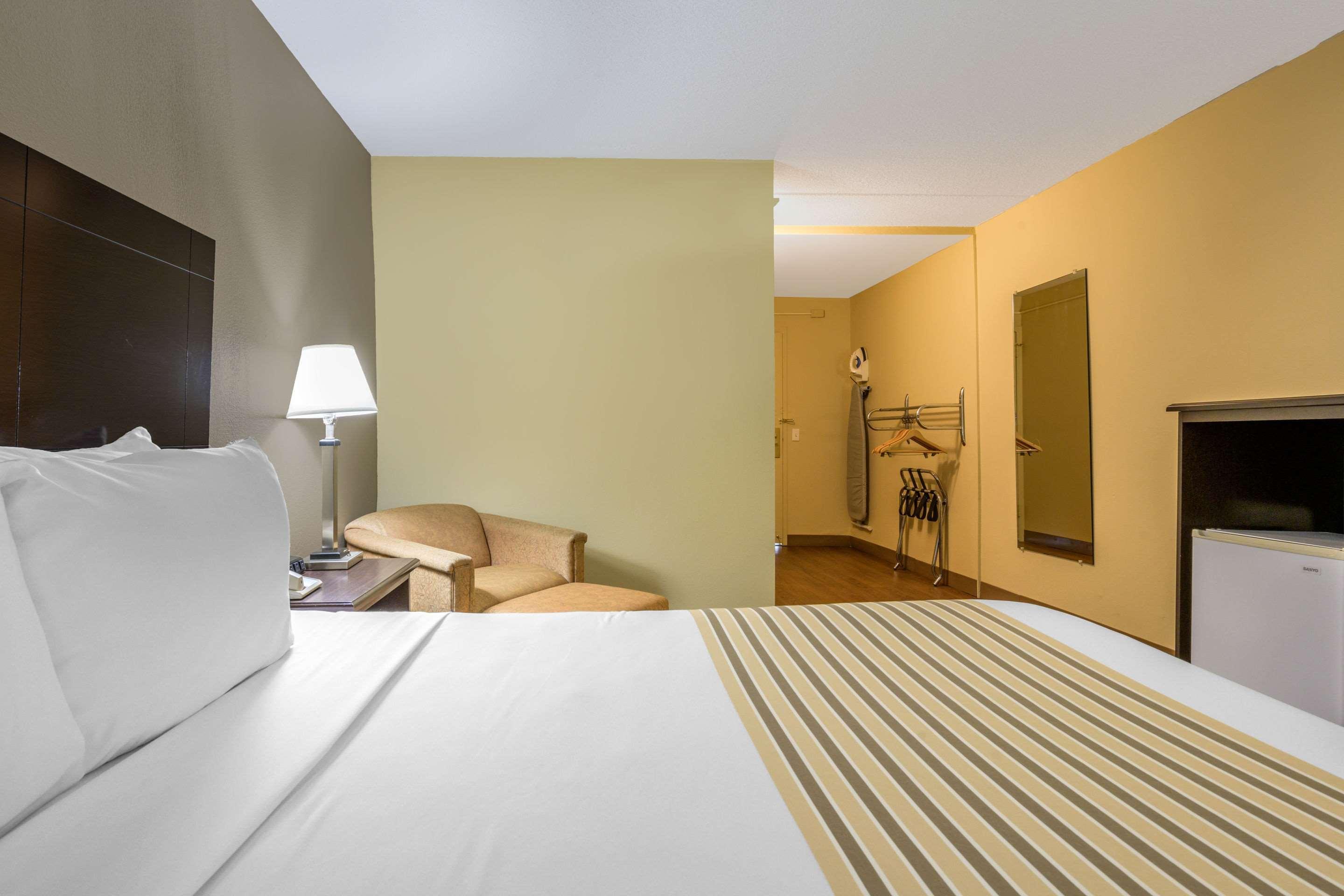 Econo Lodge Inn & Suites Triadelphia - Wheeling Buitenkant foto