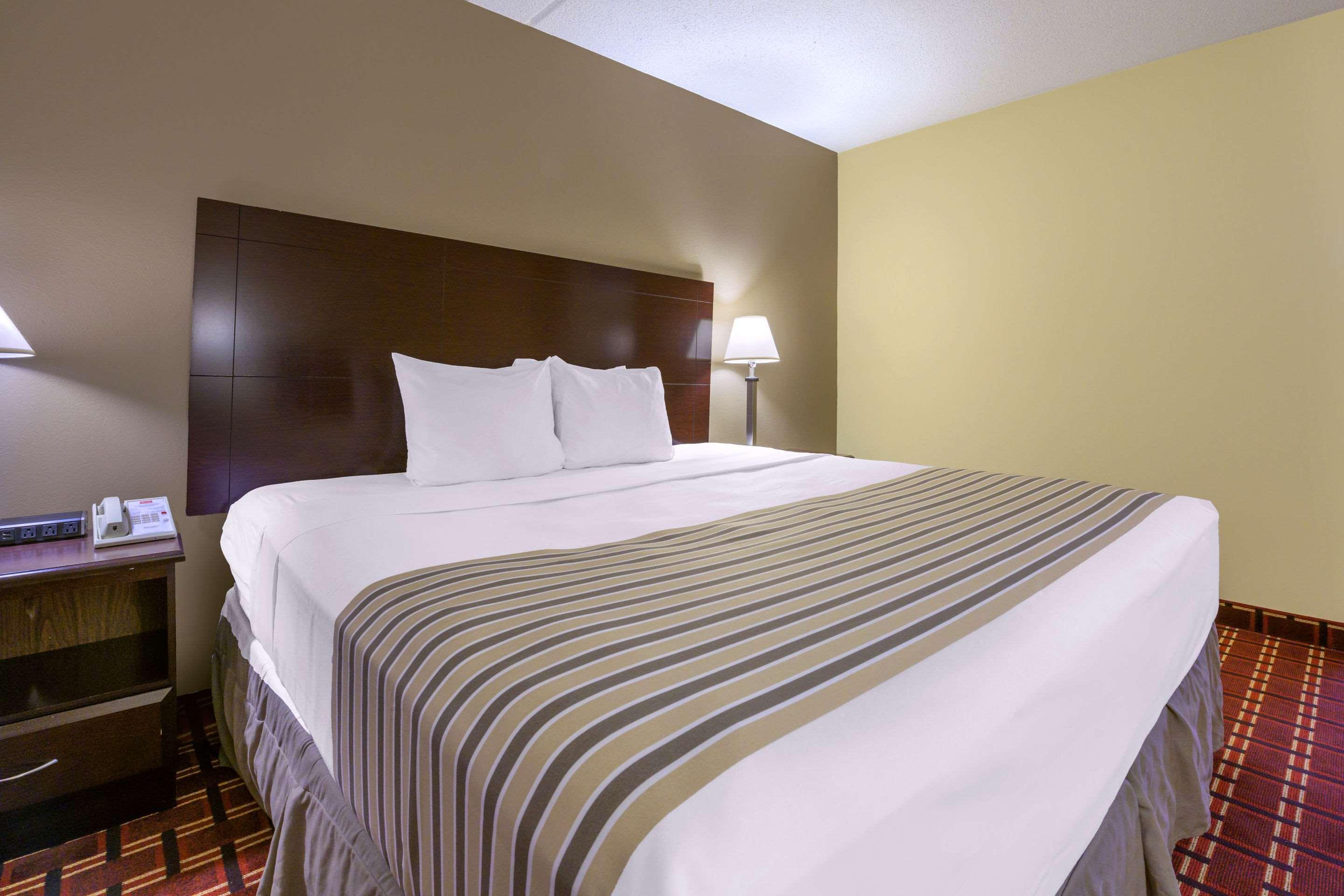 Econo Lodge Inn & Suites Triadelphia - Wheeling Buitenkant foto
