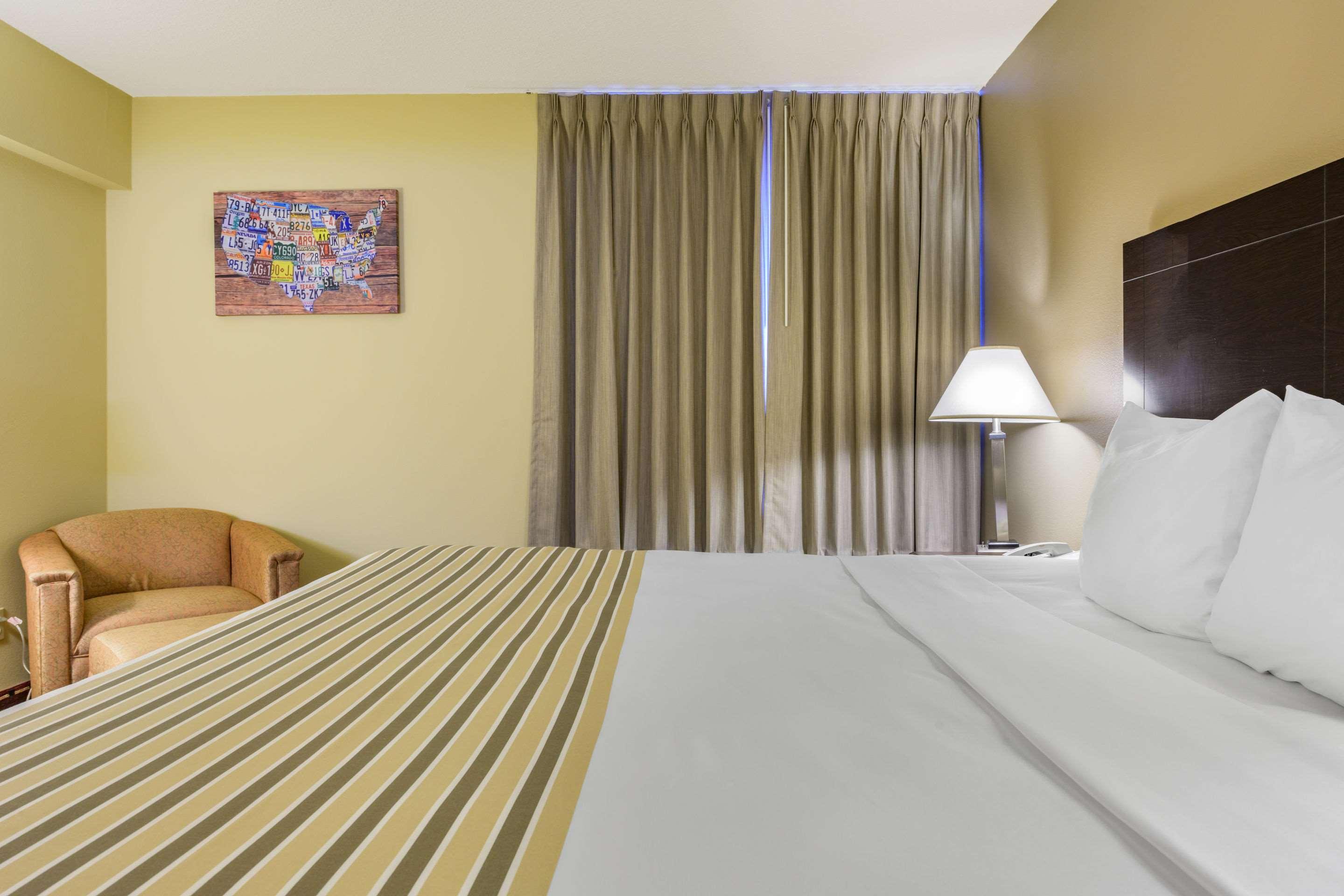 Econo Lodge Inn & Suites Triadelphia - Wheeling Buitenkant foto