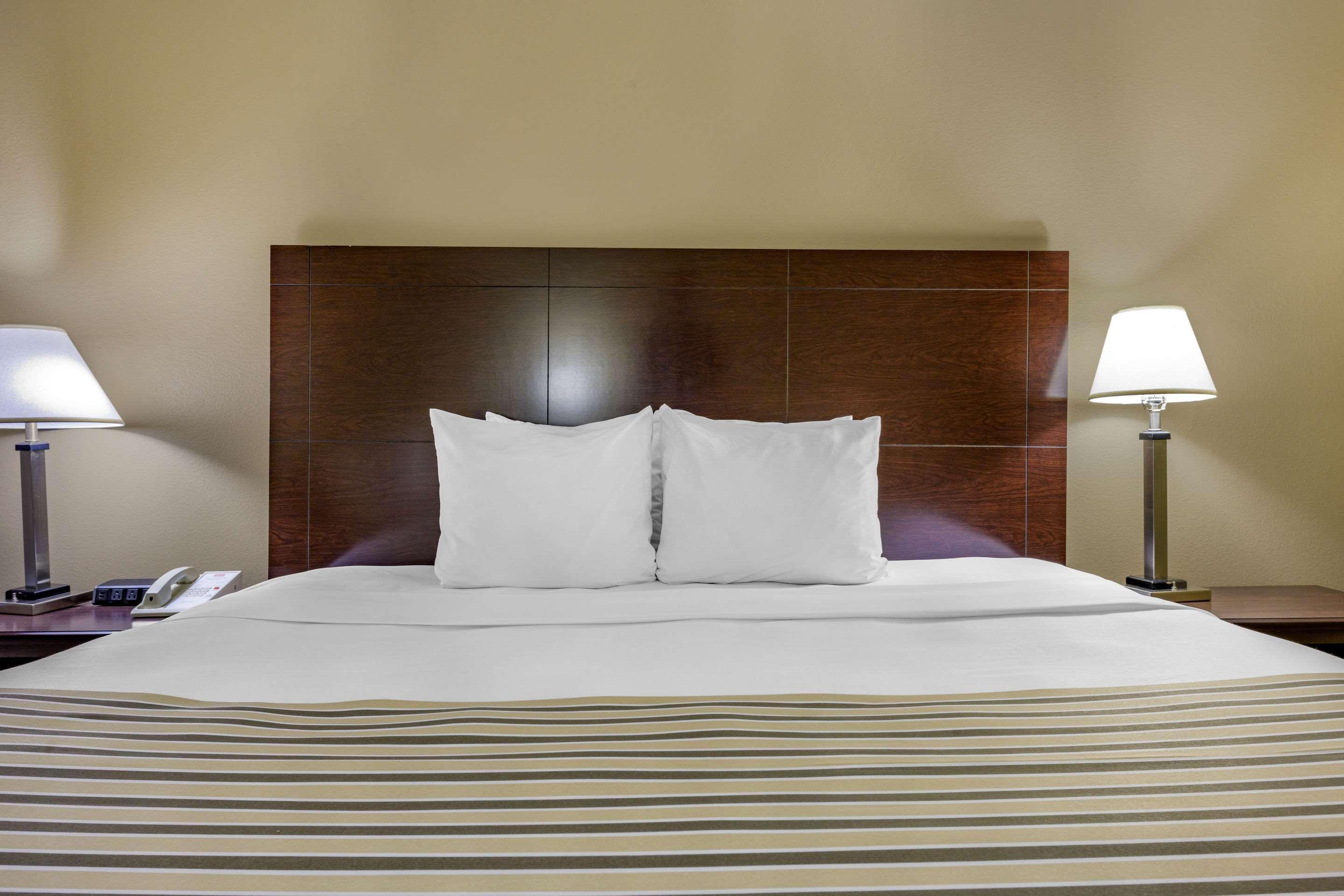 Econo Lodge Inn & Suites Triadelphia - Wheeling Buitenkant foto