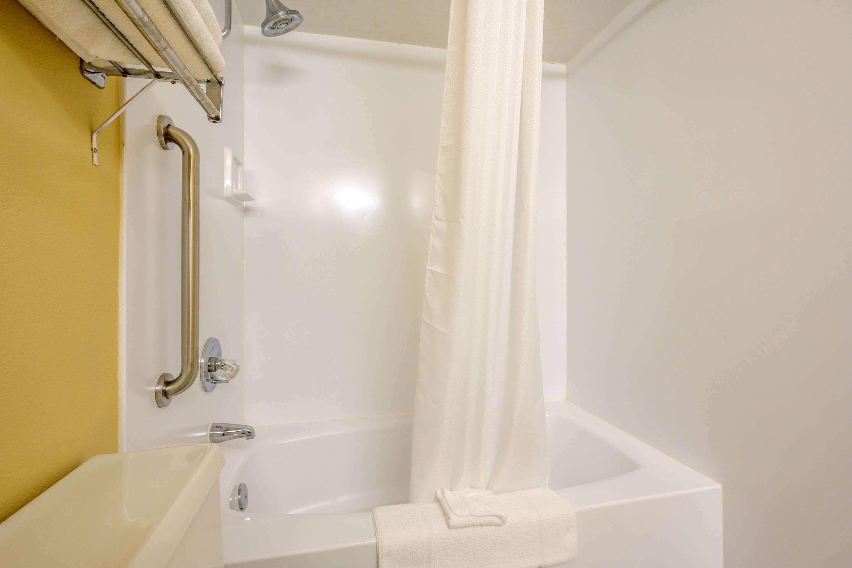 Econo Lodge Inn & Suites Triadelphia - Wheeling Buitenkant foto