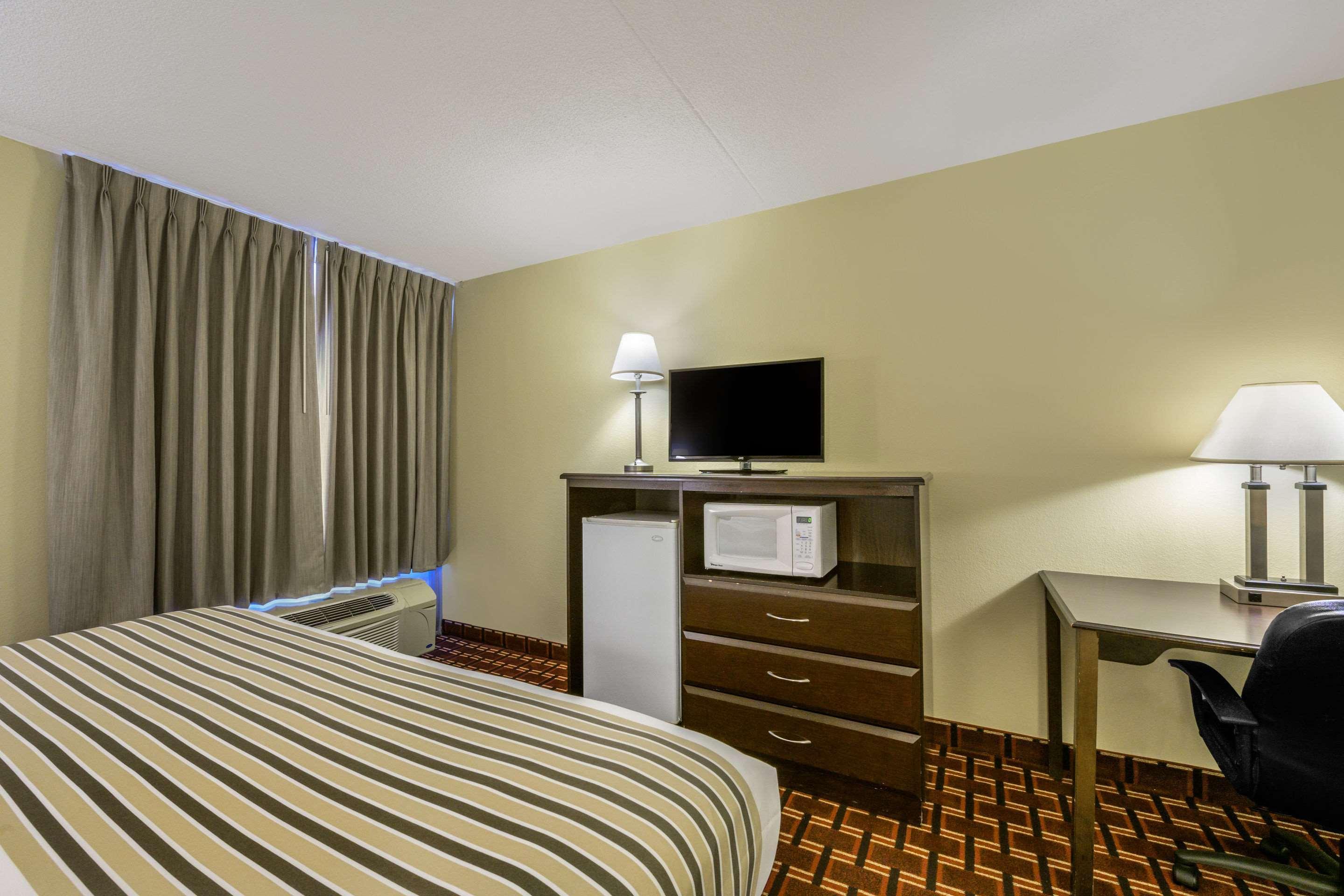 Econo Lodge Inn & Suites Triadelphia - Wheeling Buitenkant foto
