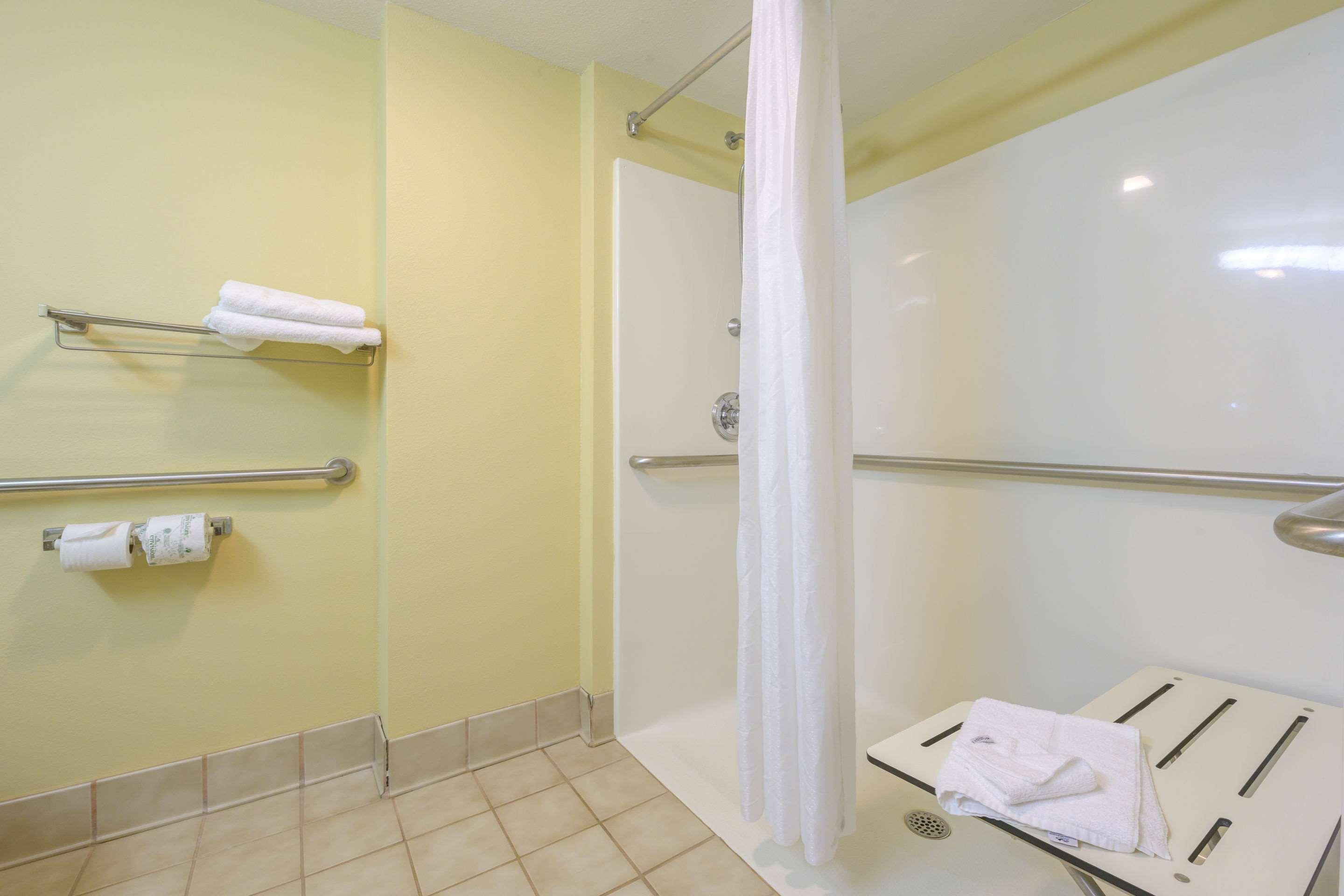 Econo Lodge Inn & Suites Triadelphia - Wheeling Buitenkant foto