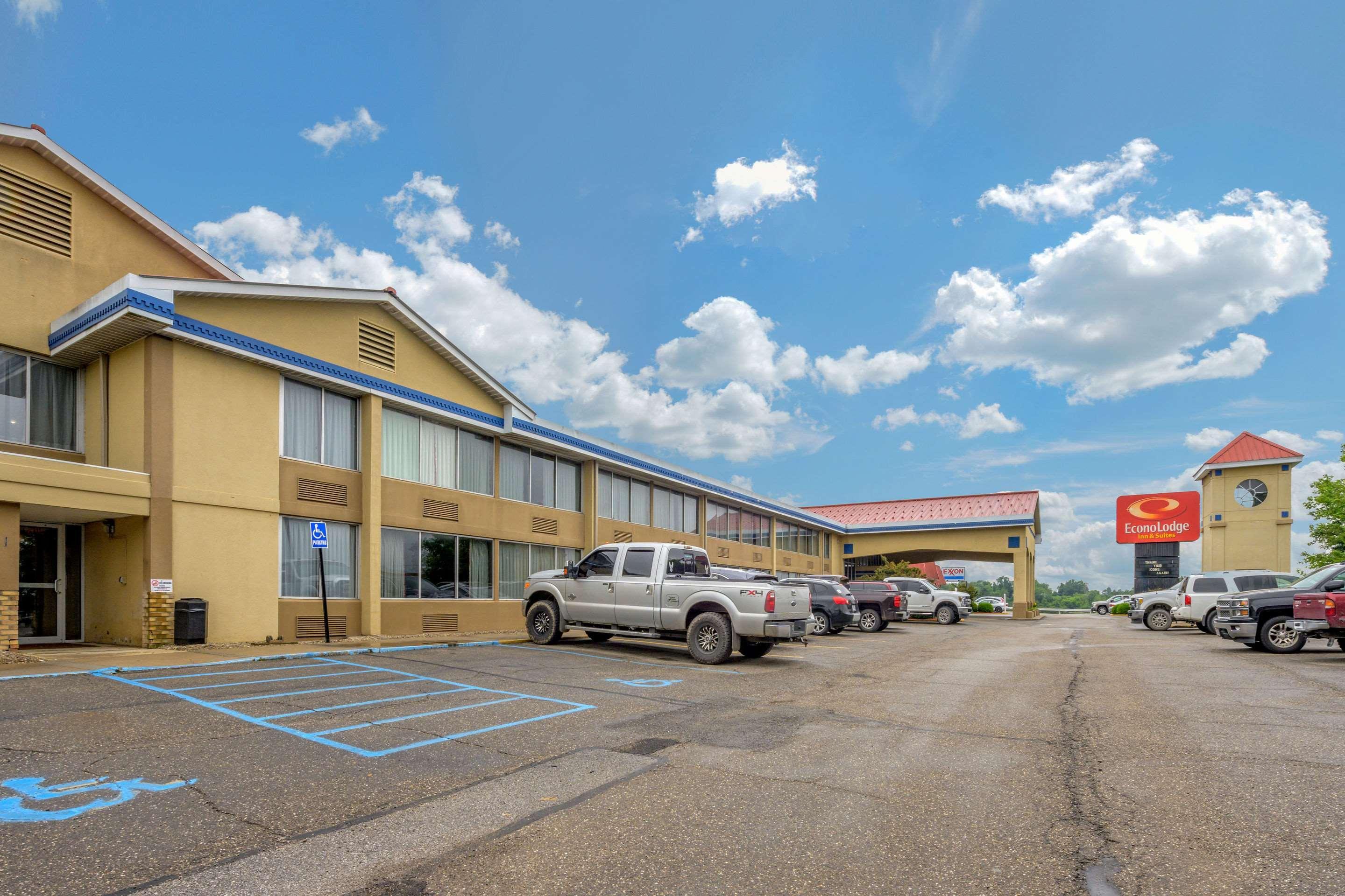 Econo Lodge Inn & Suites Triadelphia - Wheeling Buitenkant foto