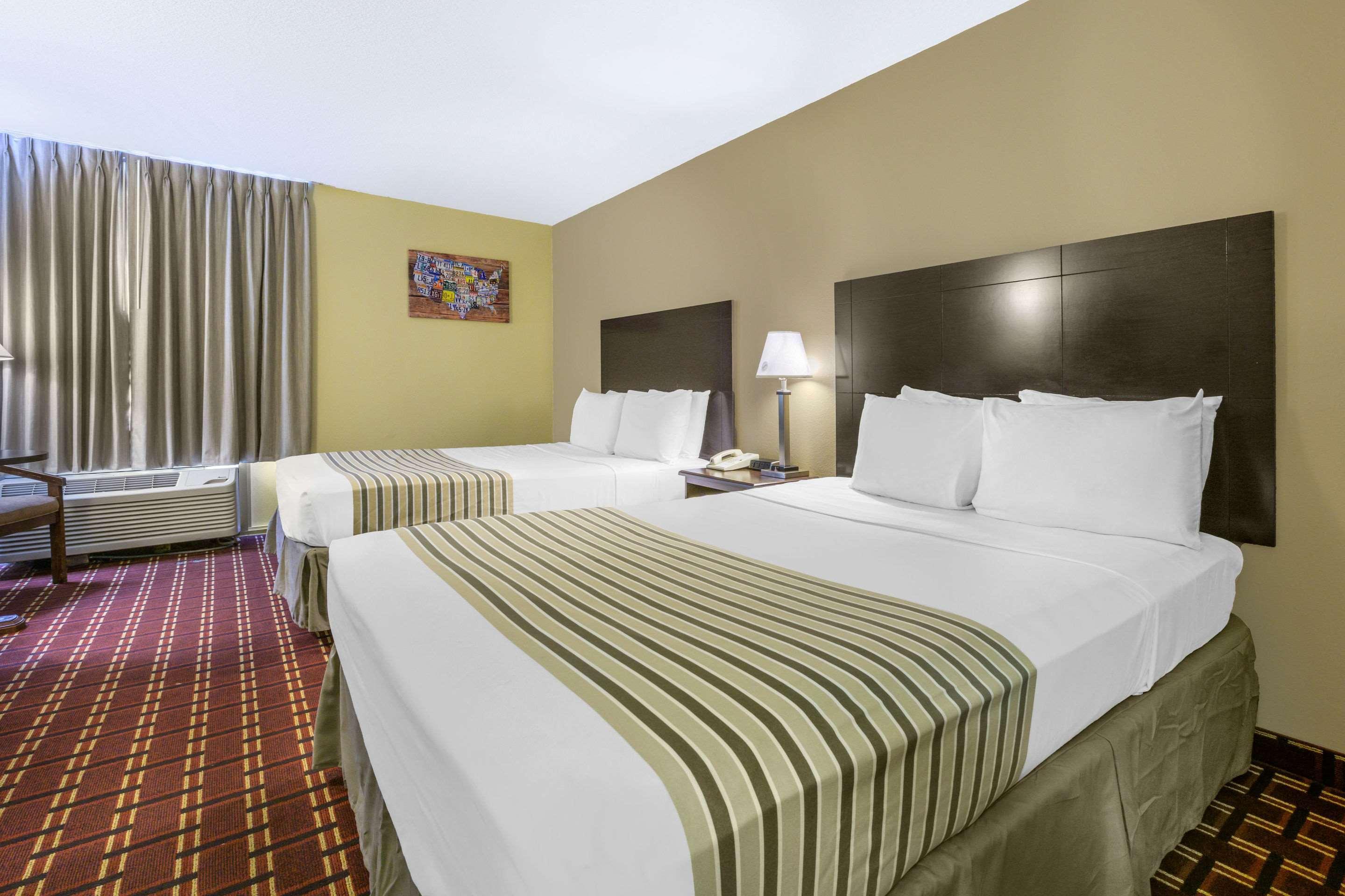 Econo Lodge Inn & Suites Triadelphia - Wheeling Buitenkant foto