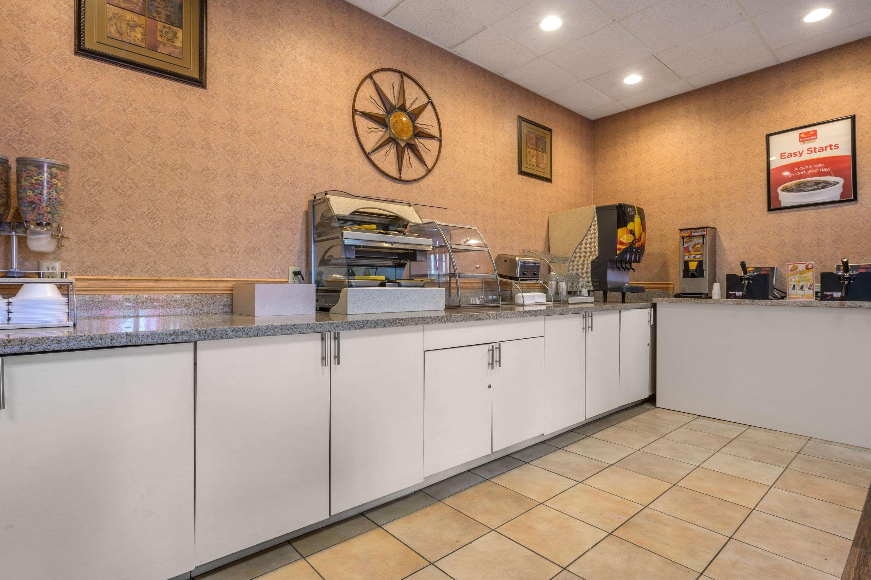 Econo Lodge Inn & Suites Triadelphia - Wheeling Buitenkant foto
