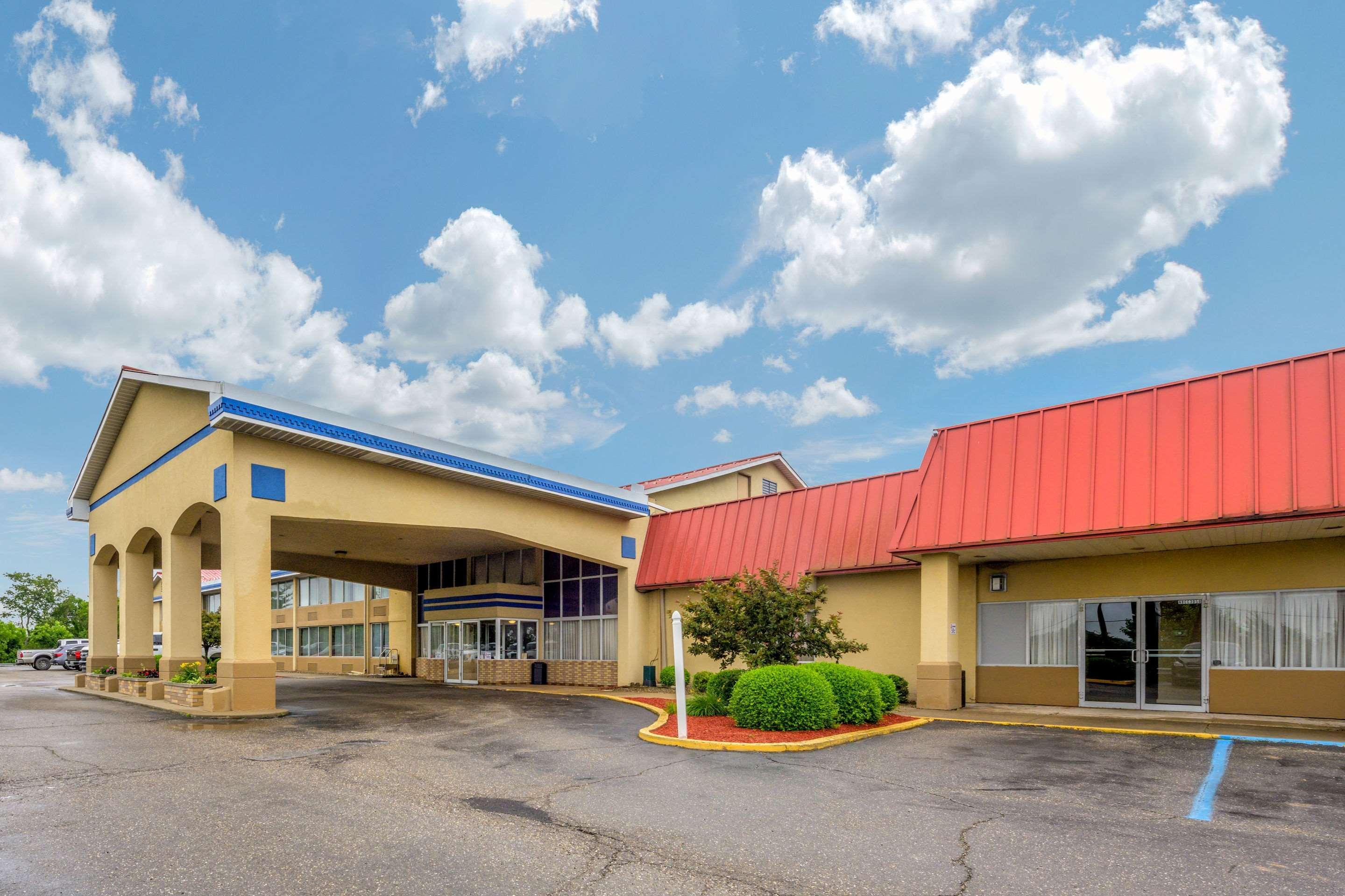 Econo Lodge Inn & Suites Triadelphia - Wheeling Buitenkant foto