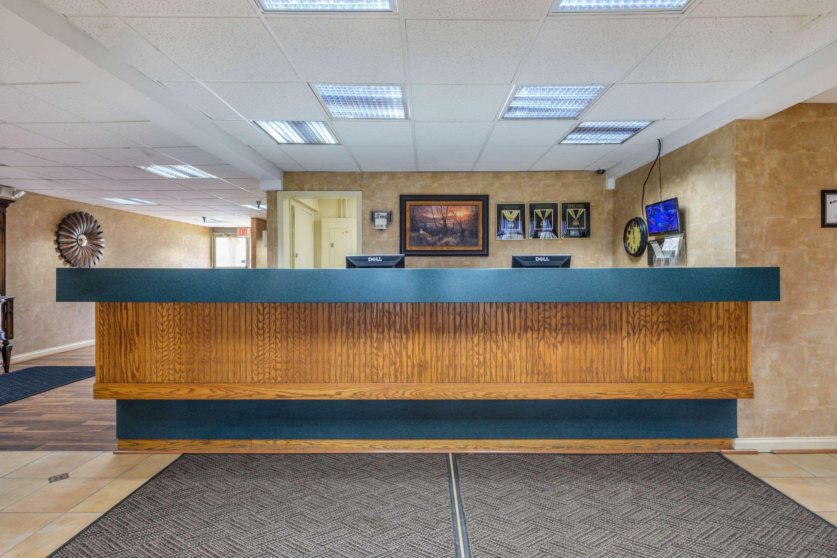 Econo Lodge Inn & Suites Triadelphia - Wheeling Buitenkant foto