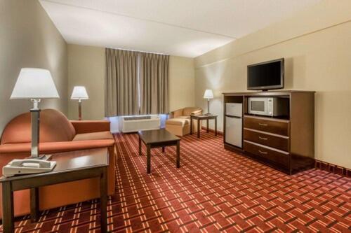 Econo Lodge Inn & Suites Triadelphia - Wheeling Buitenkant foto