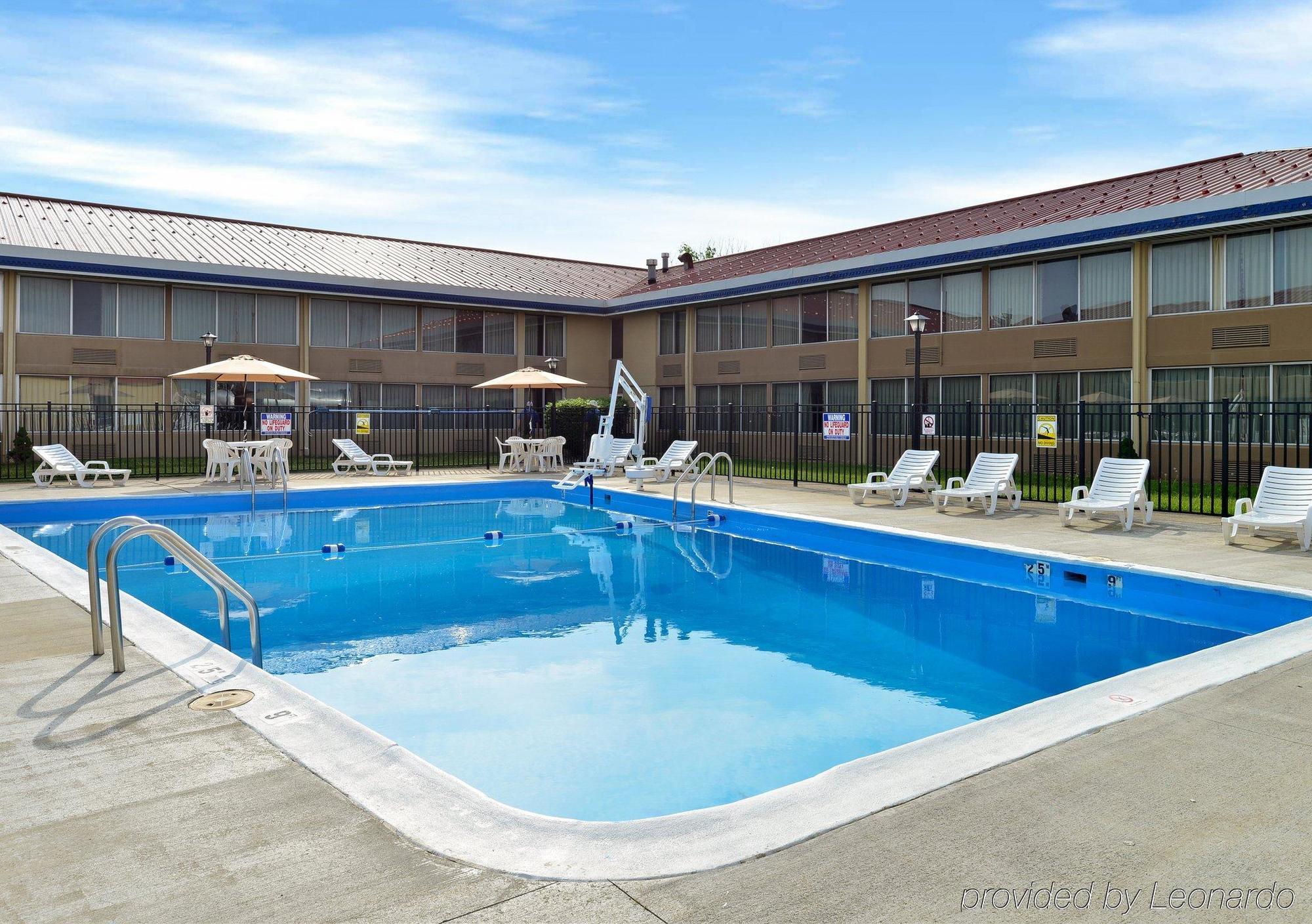 Econo Lodge Inn & Suites Triadelphia - Wheeling Buitenkant foto
