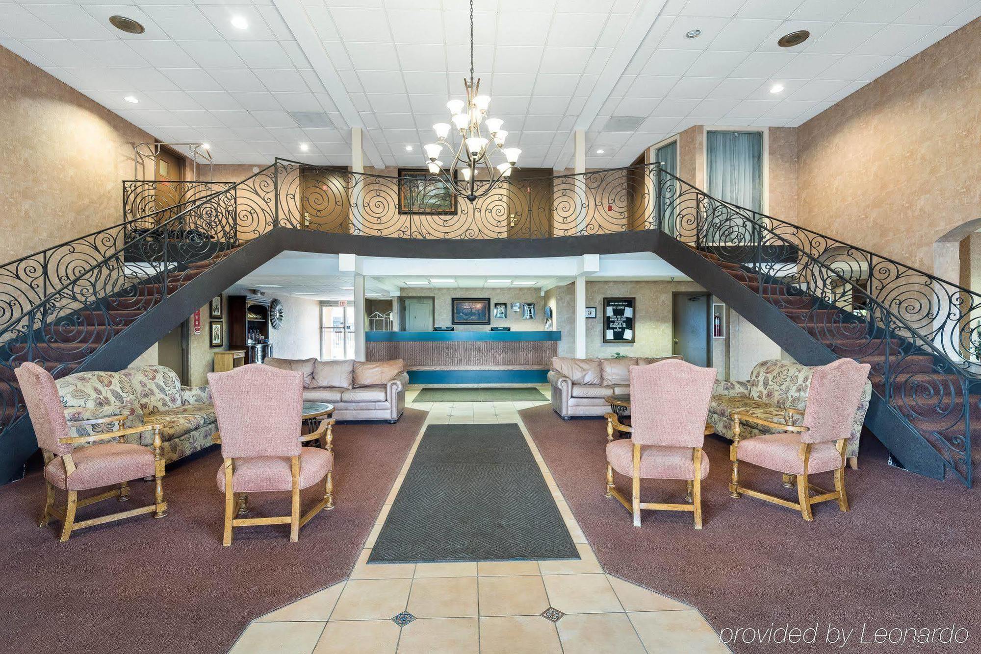 Econo Lodge Inn & Suites Triadelphia - Wheeling Buitenkant foto