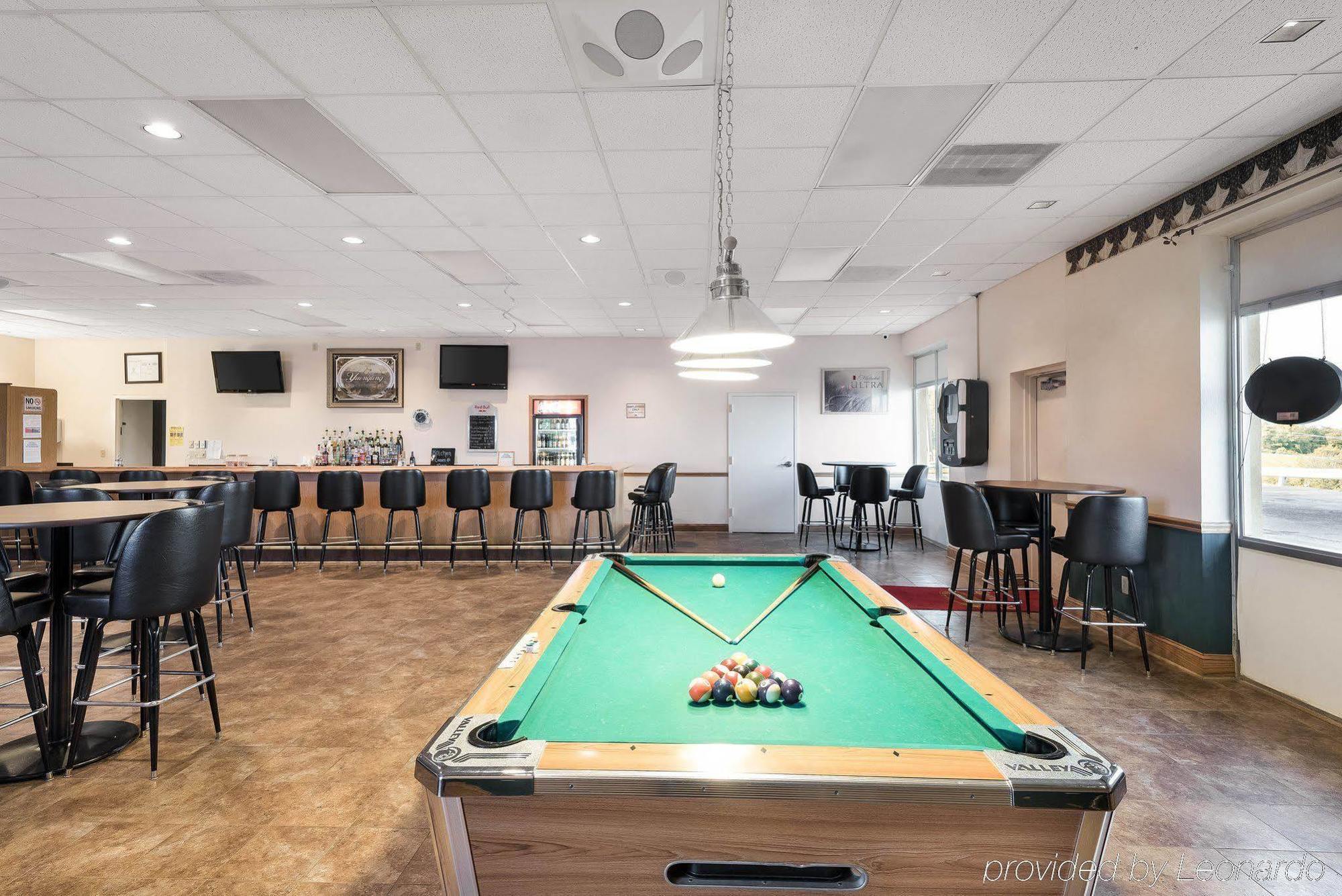 Econo Lodge Inn & Suites Triadelphia - Wheeling Buitenkant foto