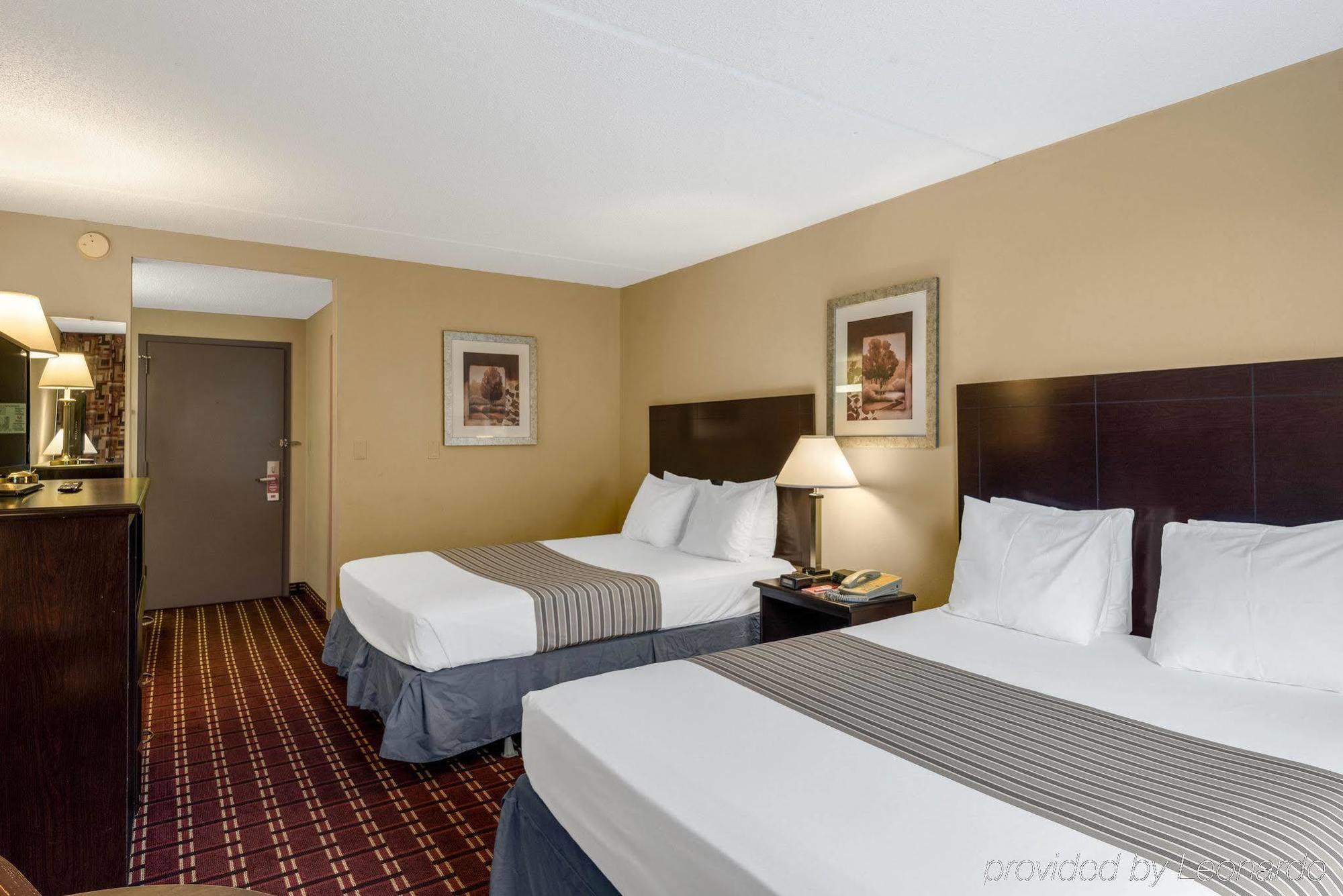 Econo Lodge Inn & Suites Triadelphia - Wheeling Buitenkant foto