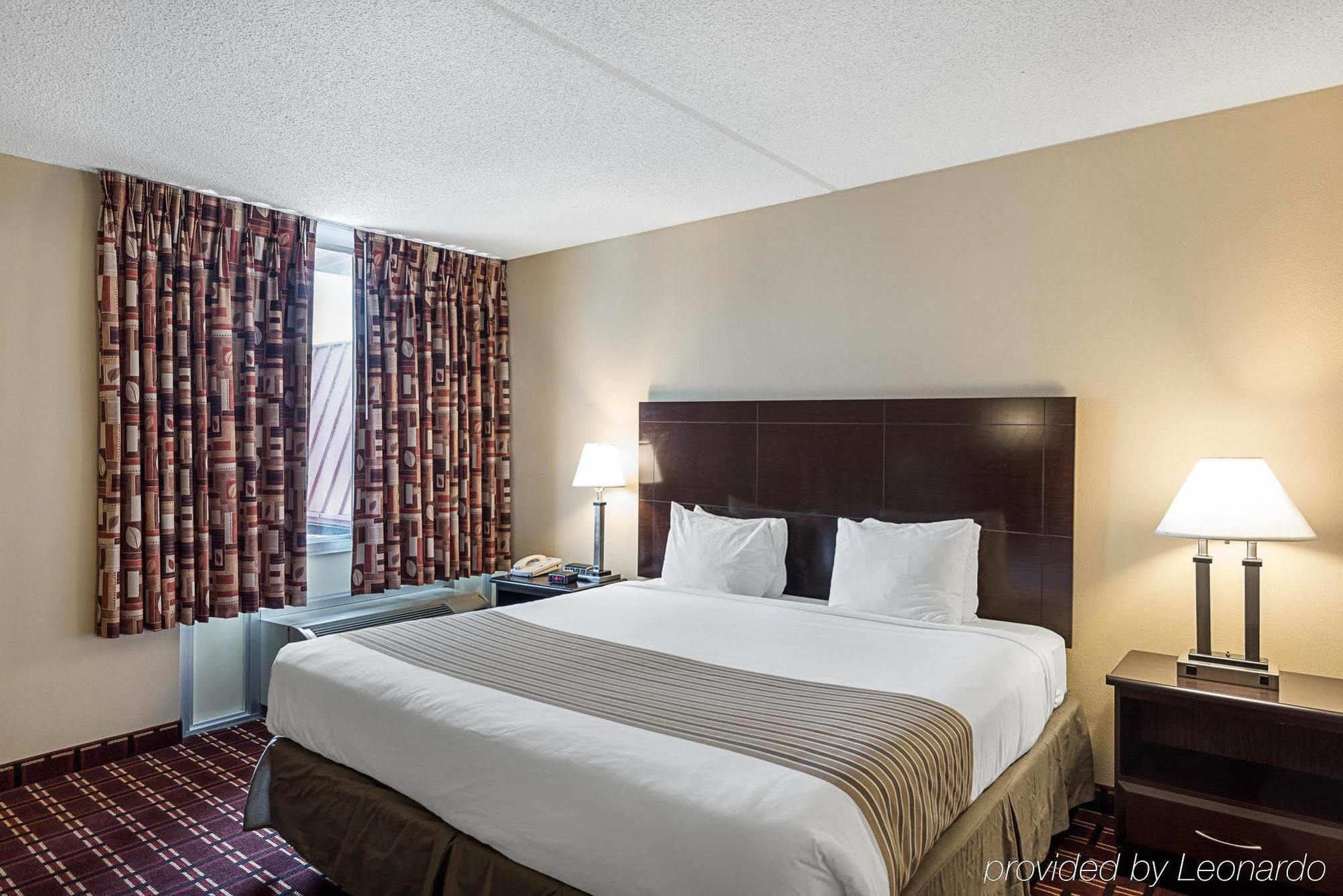 Econo Lodge Inn & Suites Triadelphia - Wheeling Buitenkant foto