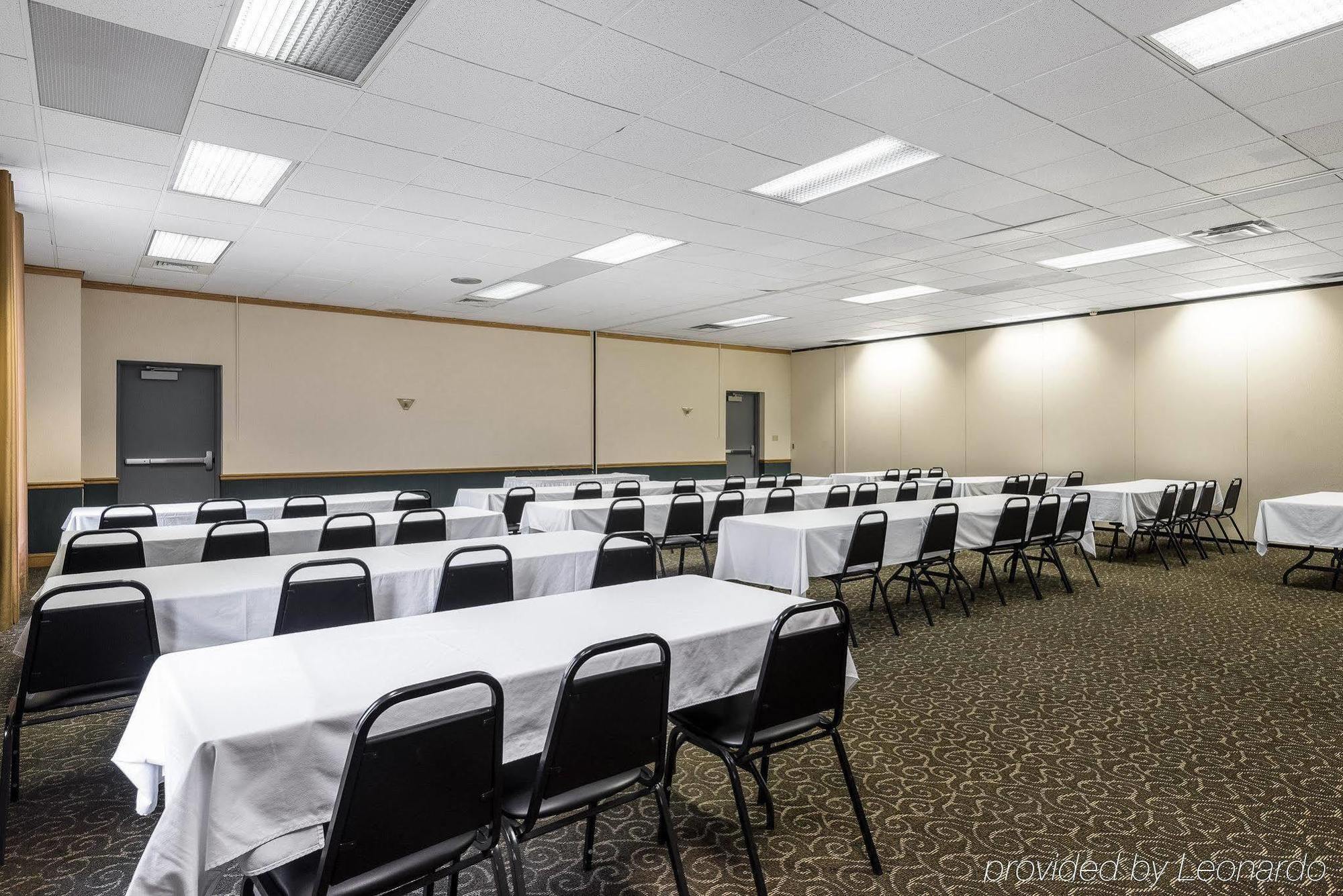 Econo Lodge Inn & Suites Triadelphia - Wheeling Buitenkant foto