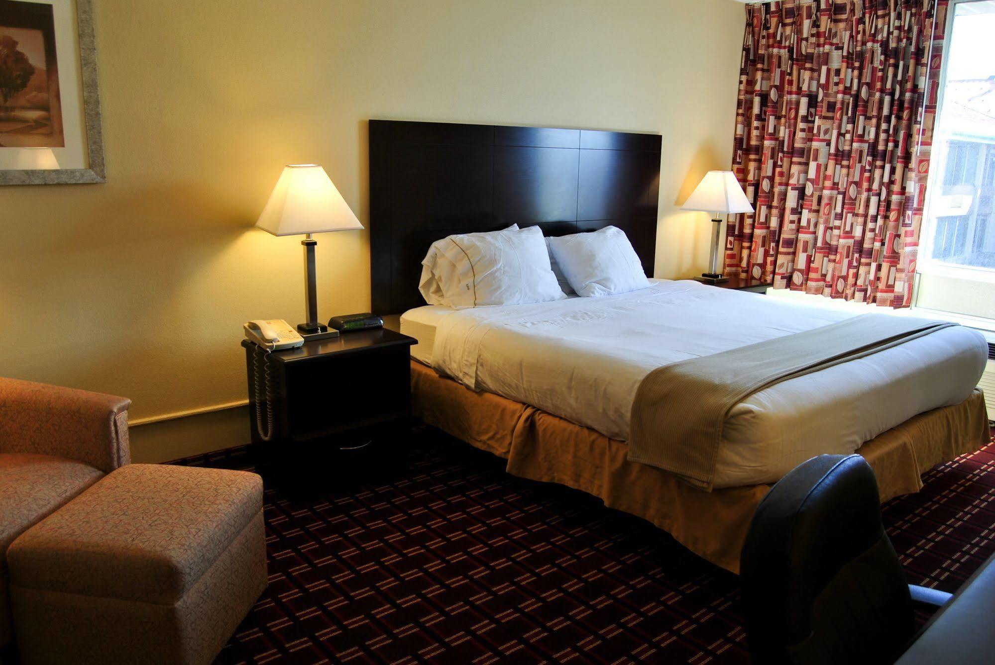 Econo Lodge Inn & Suites Triadelphia - Wheeling Buitenkant foto