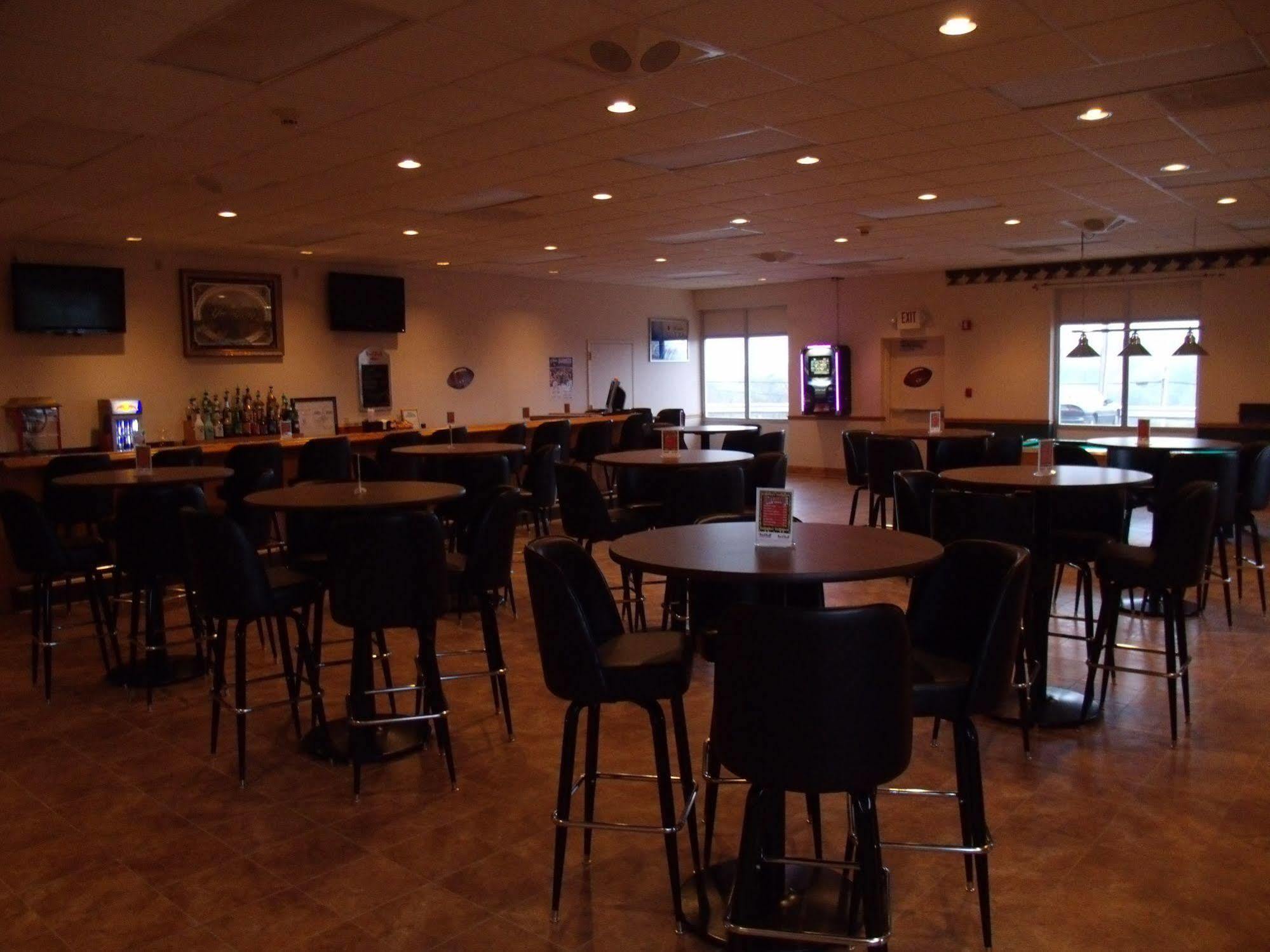 Econo Lodge Inn & Suites Triadelphia - Wheeling Buitenkant foto