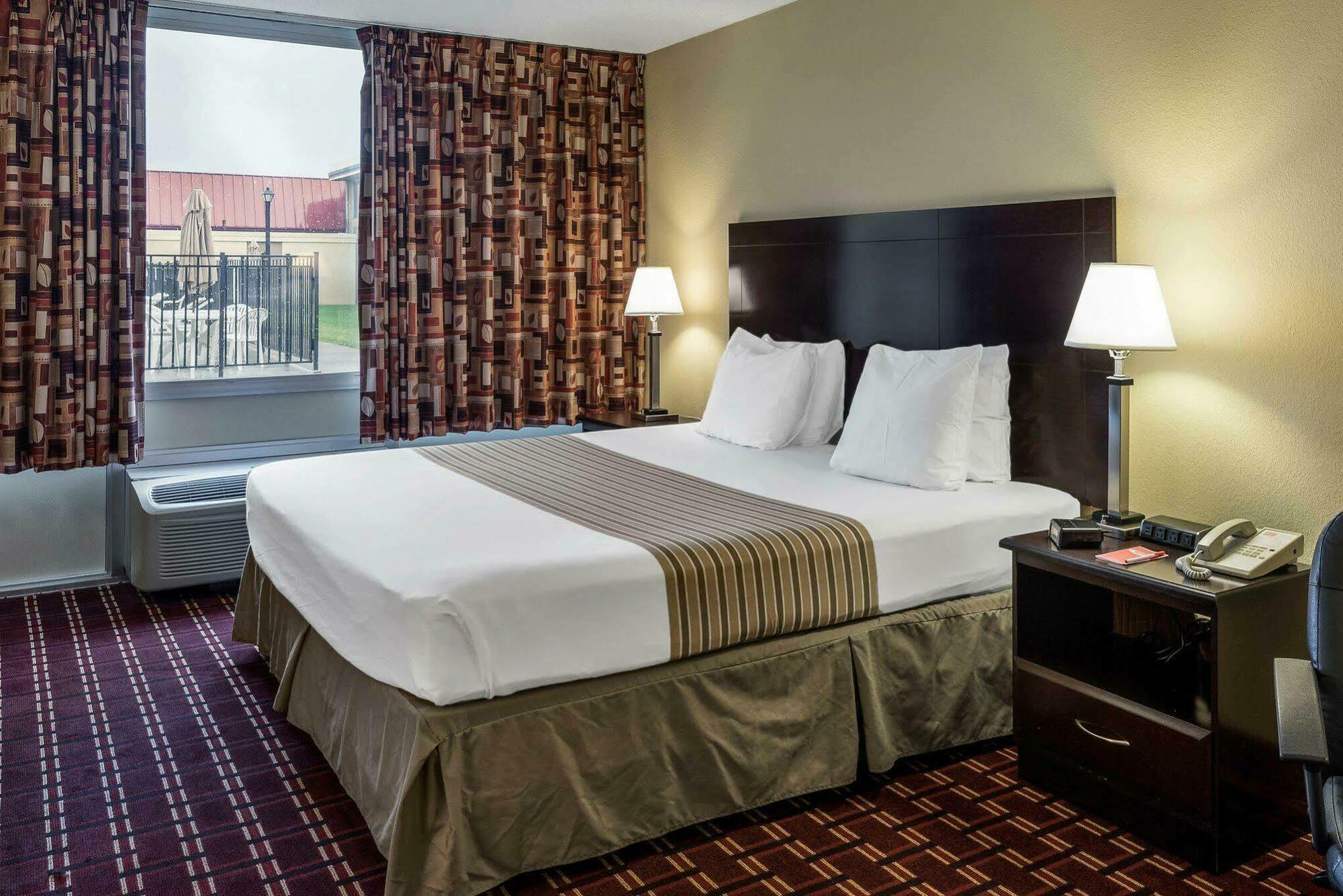 Econo Lodge Inn & Suites Triadelphia - Wheeling Buitenkant foto
