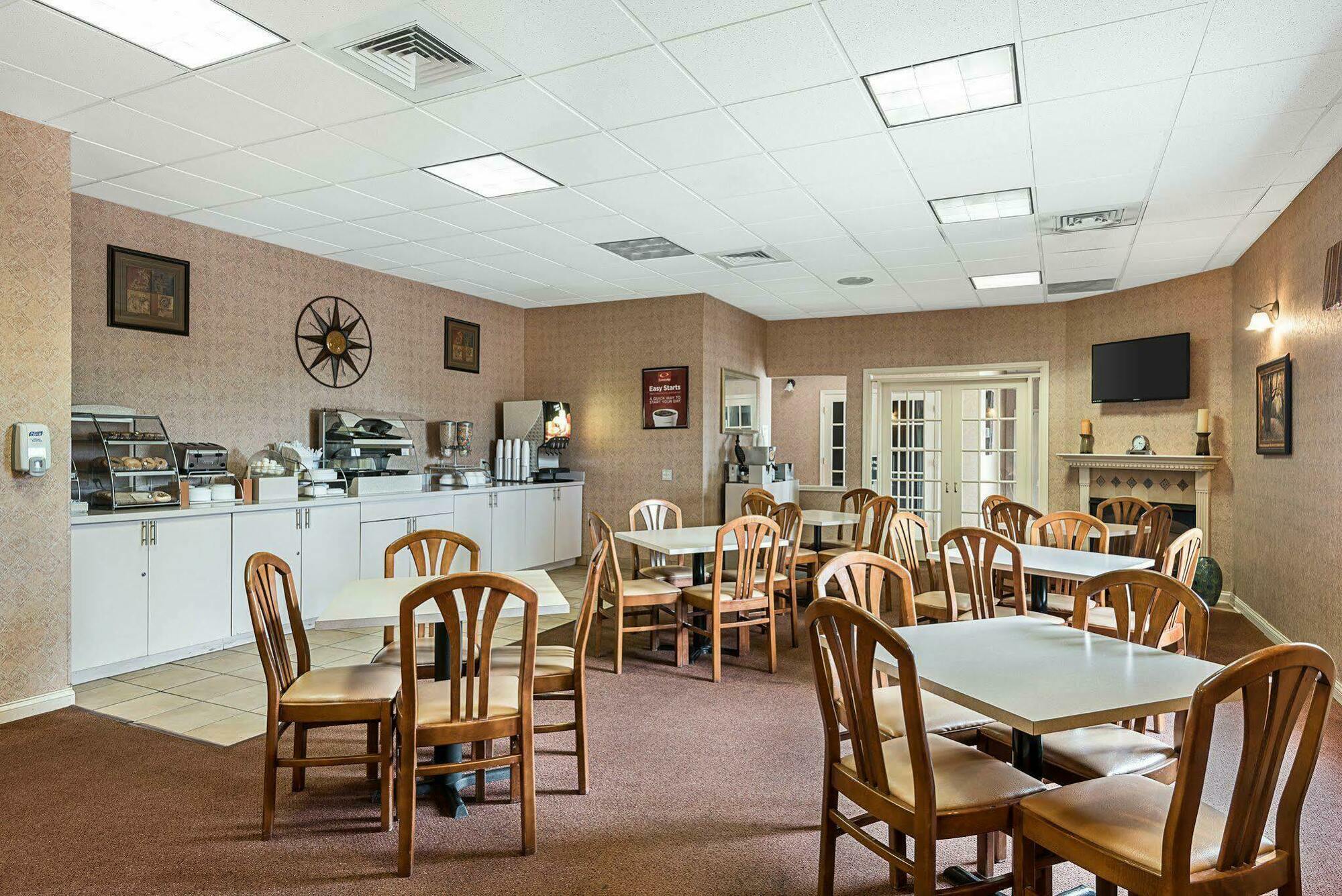 Econo Lodge Inn & Suites Triadelphia - Wheeling Buitenkant foto