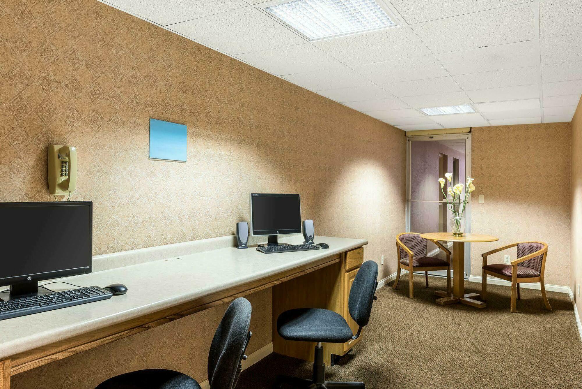 Econo Lodge Inn & Suites Triadelphia - Wheeling Buitenkant foto