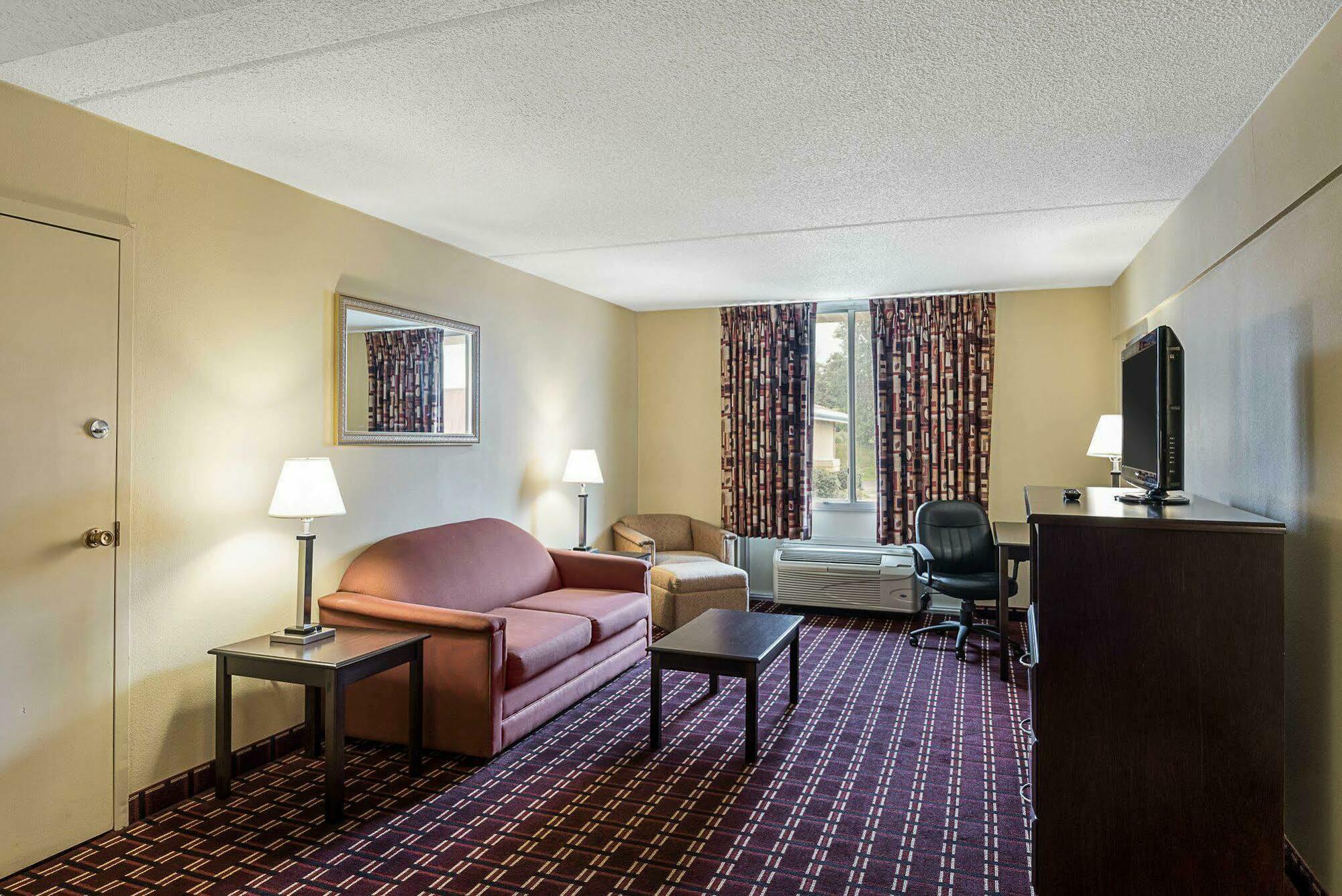 Econo Lodge Inn & Suites Triadelphia - Wheeling Buitenkant foto