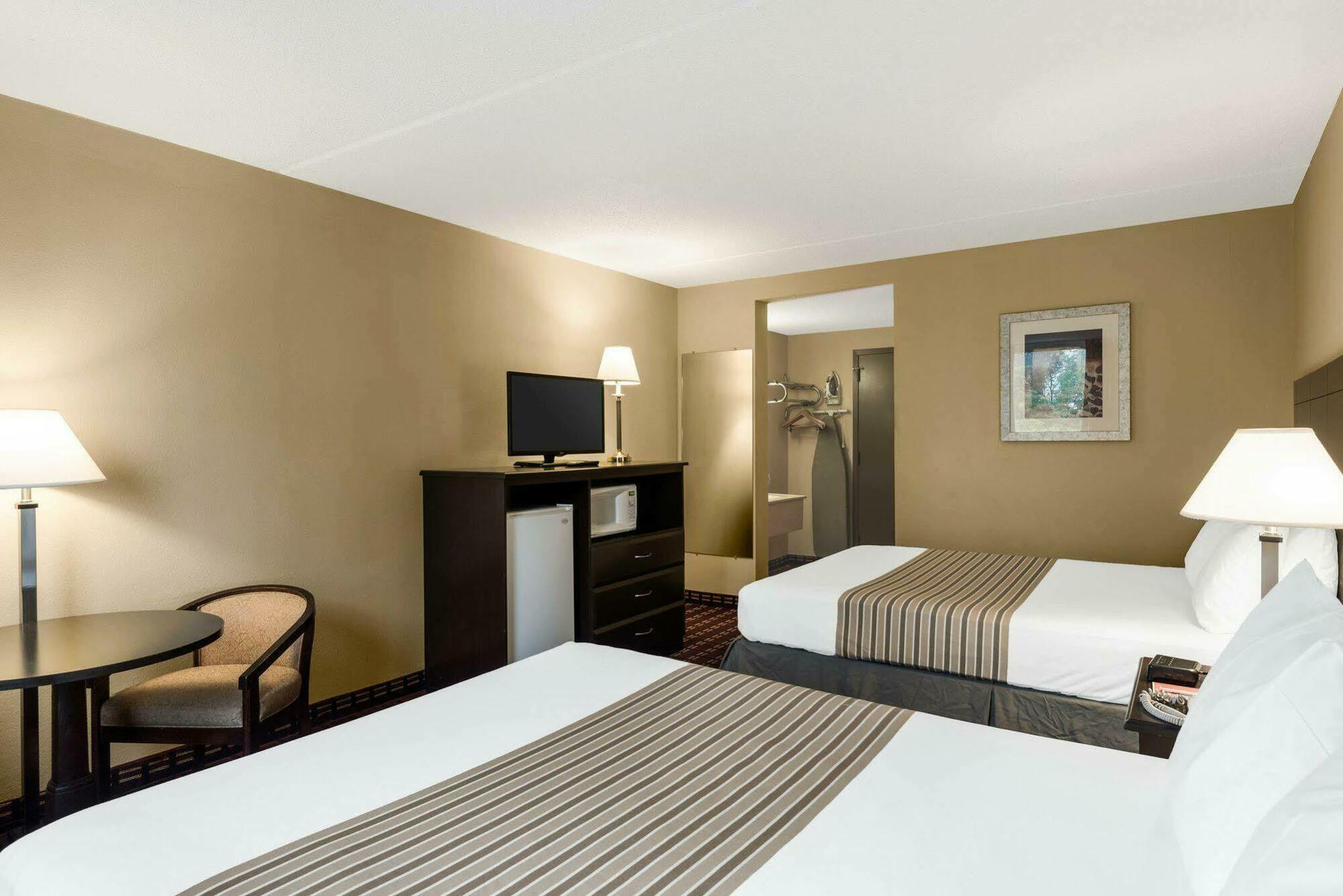Econo Lodge Inn & Suites Triadelphia - Wheeling Buitenkant foto